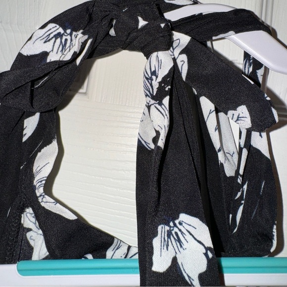 SHEIN Floral Halter Neck Romper - Picture 9 of 12